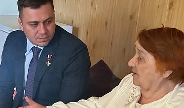 Александр Виселков поздравил жительницу Оренбурга с 90-летием